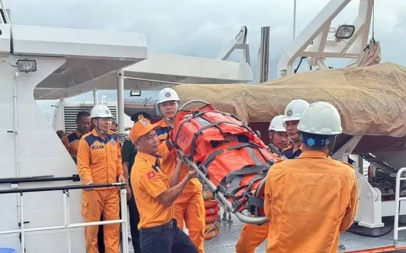 Vận chuyển ngư dân bị bệnh lên bờ. (Ảnh: TTXVN)