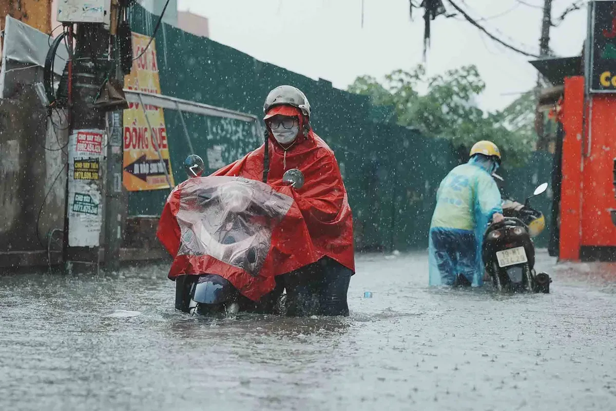 Cảnh b&aacute;o mưa d&ocirc;ng k&egrave;m lốc s&eacute;t ở H&agrave; Nội, lũ qu&eacute;t, sạt lở đất ở 9 tỉnh Bắc Bộ, Trung Bộ - Ảnh 1.