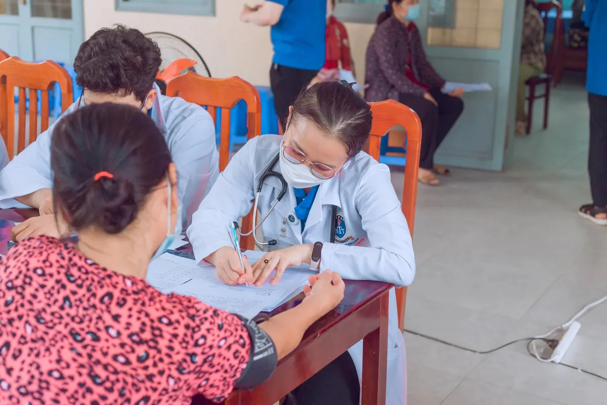 Mùa hè xanh của sinh viên Y - Dược: Mang kiến thức y khoa đến với người dân - Ảnh 2.