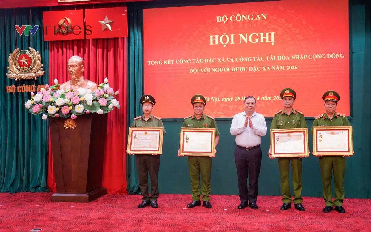 Phó Thủ tướng Thường trực Chính phủ Phạm Gia Túc trao khen thưởng tặng các tập thể, cá nhân có thành tích xuất sắc trong công tác đặc xá năm 2026. (ảnh: Phùng Anh)