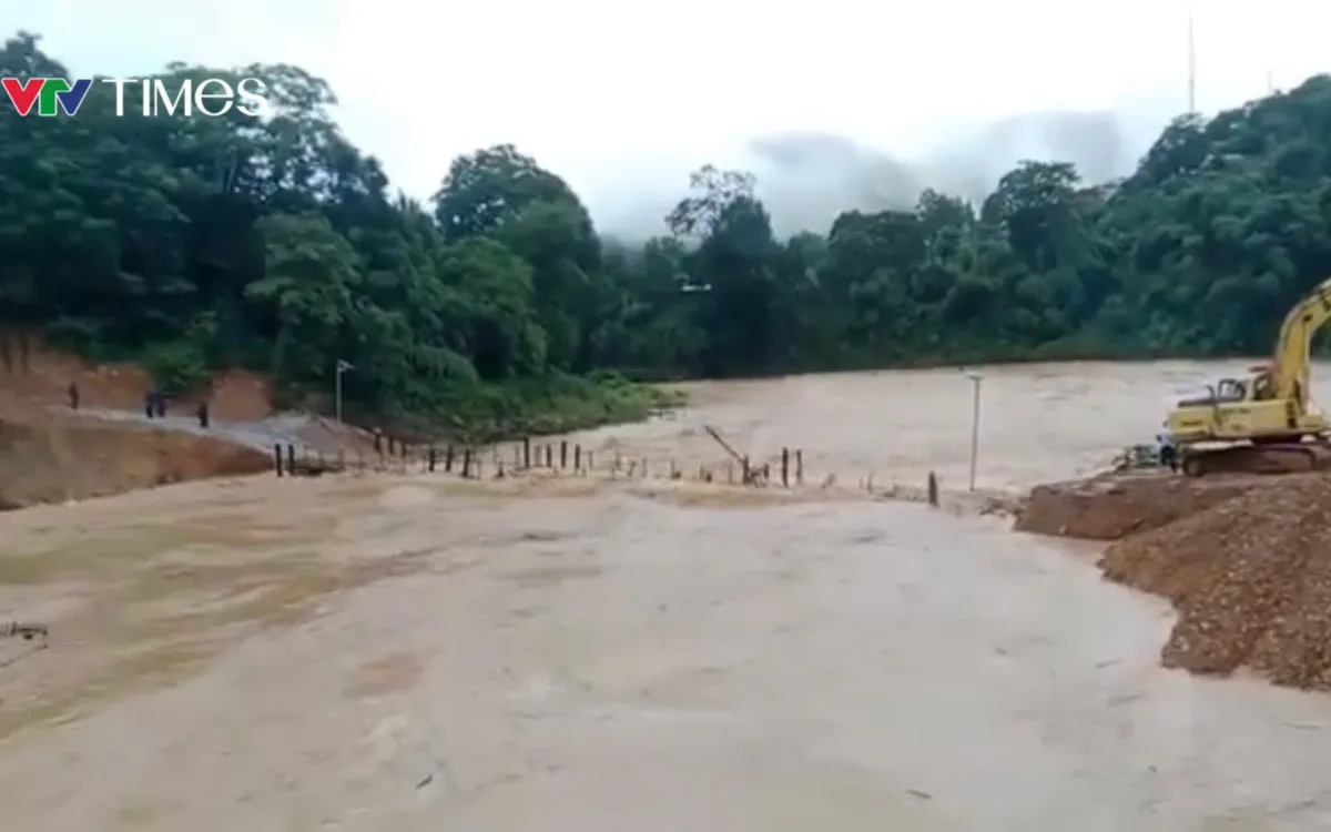 Nước lũ dâng cao cuốn trôi cầu tạm gây chia cắt giao thông.