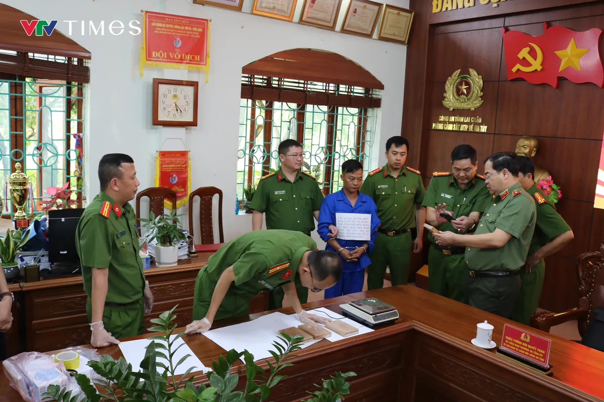 Lai Châu: Phá chuyên án 0826C, bắt đối tượng vận chuyển 4 bánh heroin - Ảnh 3.