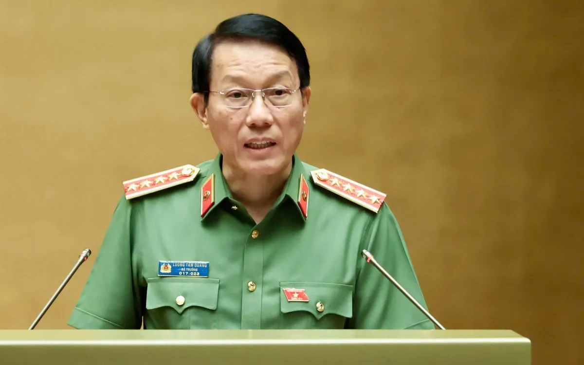 Đại tướng Lương Tam Quang, Bộ trưởng Bộ Công an, trình Quốc hội hồ sơ dự án Bộ luật Hình sự sửa đổi. Ảnh: QH