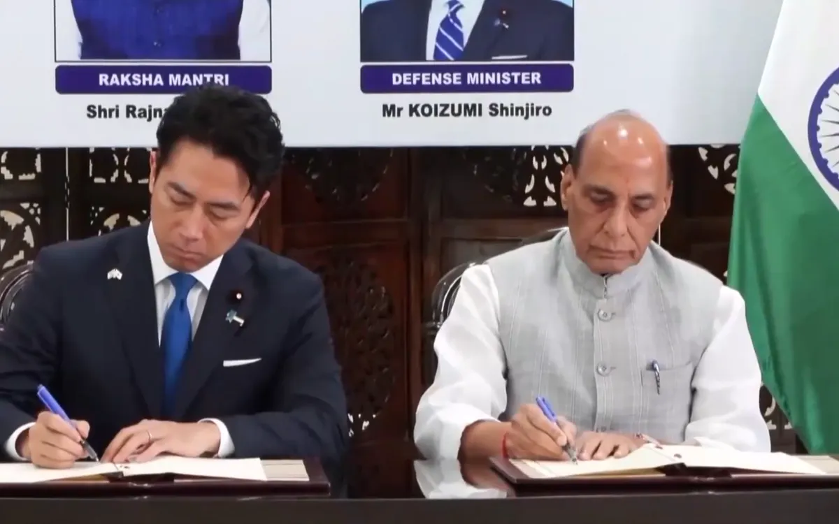Bộ trưởng Quốc phòng Nhật Bản Shinjiro Koizumi (trái) và người đồng cấp Ấn Độ Rajnath Singh. (Ảnh chụp màn hình)