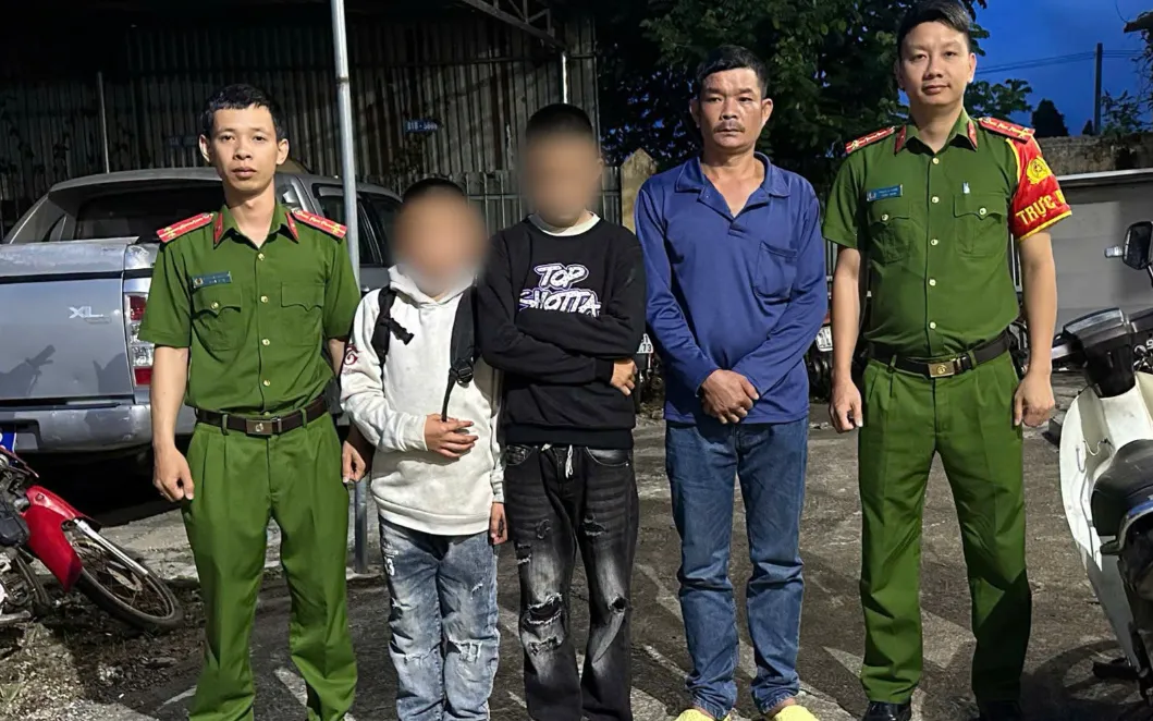 Công an xã Đak Pơ nhanh chóng liên lạc gia đình đưa hai cháu trở về an toàn. Nguồn: Bộ Công an