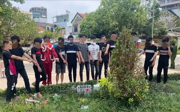 Nhóm thanh thiếu niên gây rối trật tự công cộng tại phường Tuy Hòa. Ảnh: TTXVN