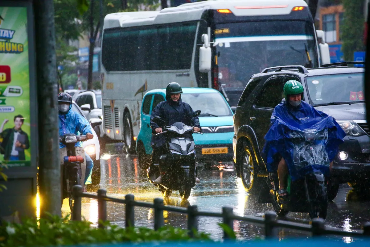 CSGT Hà Nội chủ động ứng phó mưa lớn, bảo đảm an toàn giao thông - Ảnh 1.