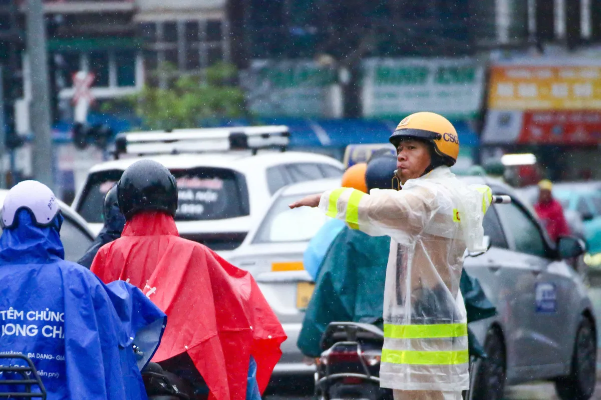 CSGT Hà Nội chủ động ứng phó mưa lớn, bảo đảm an toàn giao thông - Ảnh 8.