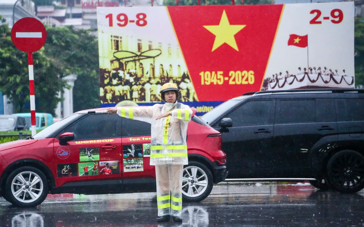 CSGT làm nhiệm vụ trong con mưa lớn, chiều 21/8.