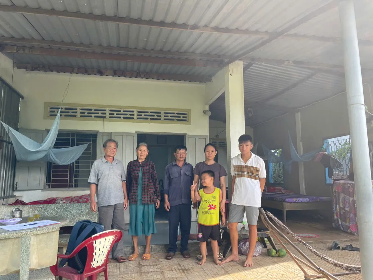 Đôi vai gầy của cha mẹ nghèo và giấc mơ mổ tim cho con - Ảnh 1.