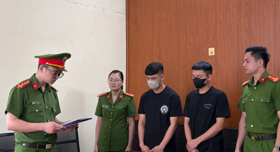 Khởi tố 2 chủ cơ sở kinh doanh quần áo bán gần 1.800 sản phẩm “hàng hiệu dởm” - Ảnh 1.
