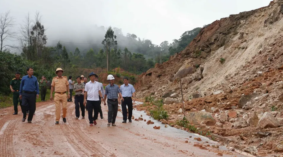 Sạt lở hơn 10.000m3 đất đá trên Quốc lộ 40B (Quảng Ngãi) - Ảnh 3.
