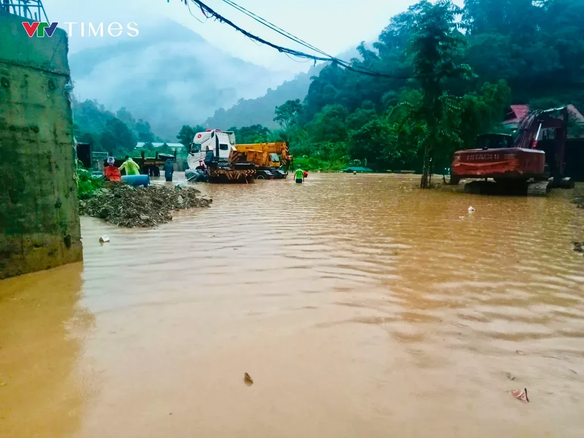 Thủ tướng yêu cầu rà soát, di dời dân khỏi khu vực nguy cơ bị ngập sâu, lũ quét, sạt lở - Ảnh 1.