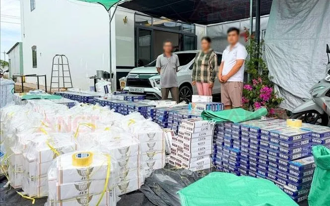 Số thuốc lá lậu được lực lượng chức năng Cần Thơ phát hiện gồm các nhãn hiệu Jet, Hero và Scott. Ảnh: TTXVN 


