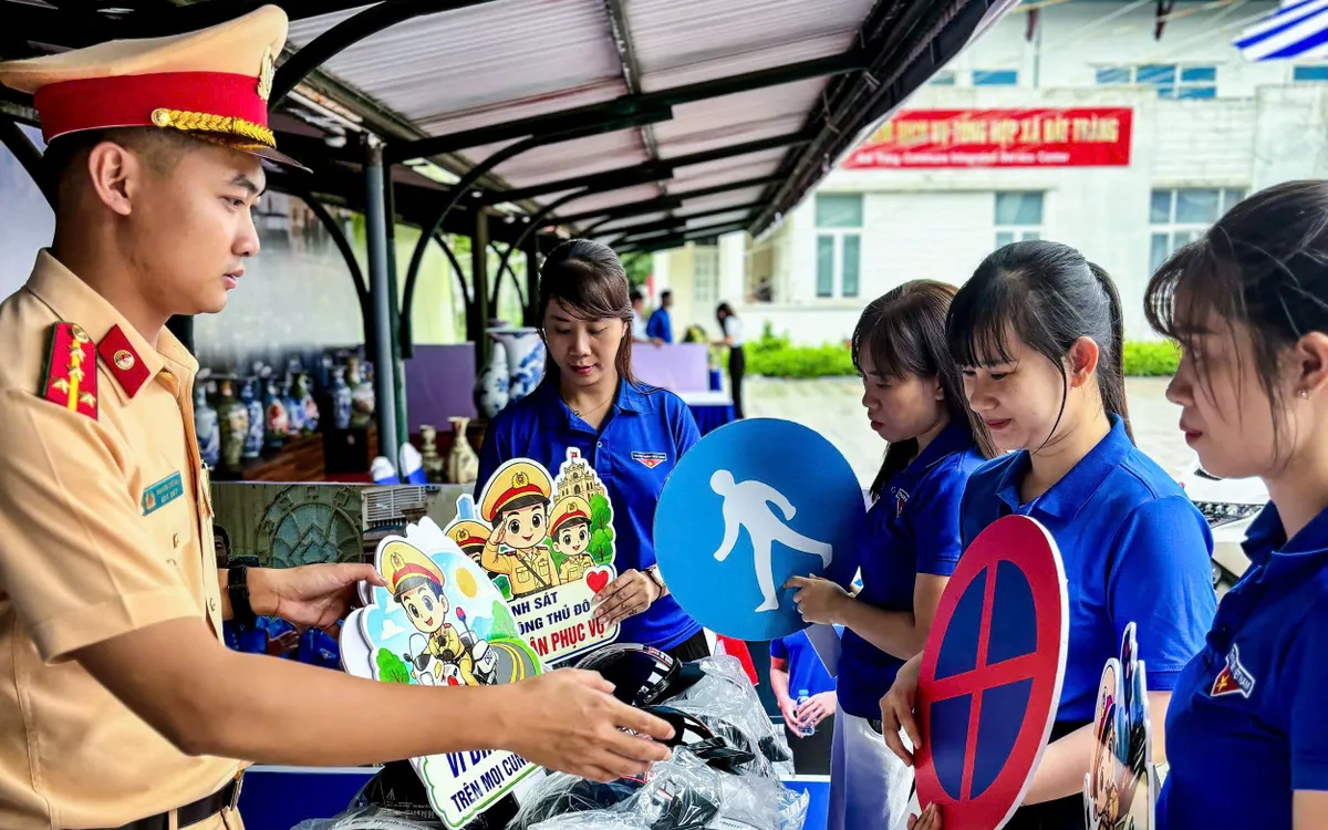 Đoàn viên tham quan gian trưng bày của CSGT.