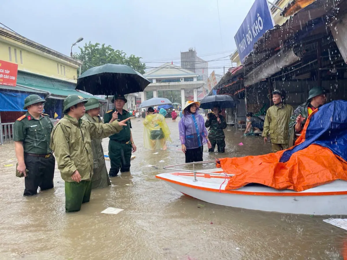 Trắng đêm di dời người dân khỏi khu vực ngập úng, sạt lở tại Lạng Sơn - Ảnh 1.