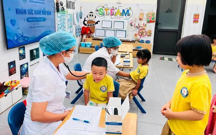 Trạm Y tế xã Ô Diên triển khai ngày khám đầu tiên khám sức khỏe định kỳ miễn phí cho trẻ em, học sinh năm 2026 tại Trường Mầm non Tân Hội trong sáng ngày 18/8. (ảnh Trạm Y tế xã Ô Diên). Ảnh: Sở Y tế Hà Nội