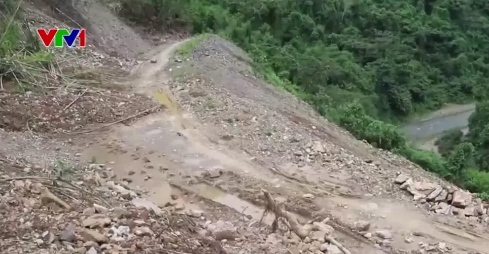 Hàng trăm hộ dân có nguy cơ bị cô lập do đường xuống cấp- Ảnh 2.