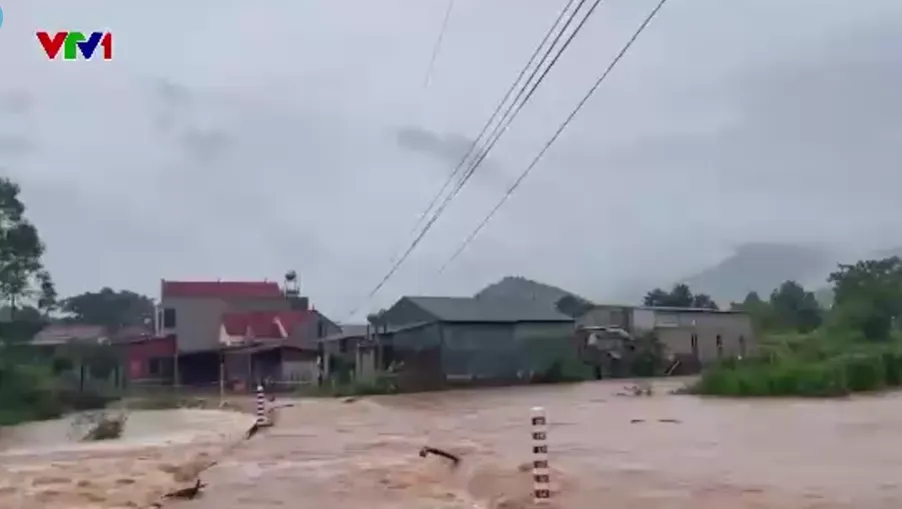 Chủ động sơ tán dân, bảo vệ tài sản trước mưa lũ do bão số 4 - Ảnh 2.