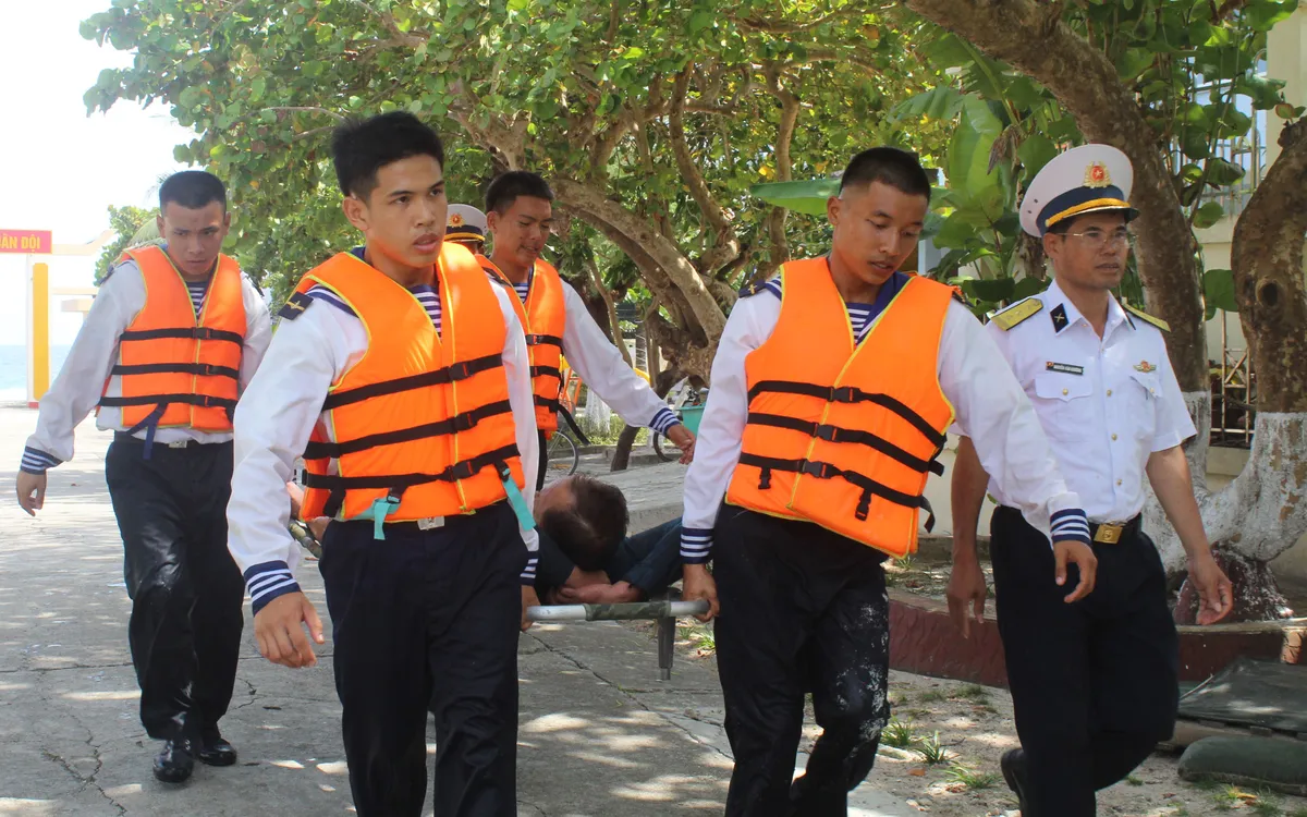 Xung kích trong thực hiện nhiệm vụ cấp cứu ngư dân của Liên chi đoàn Đảo Song Tử Tây.