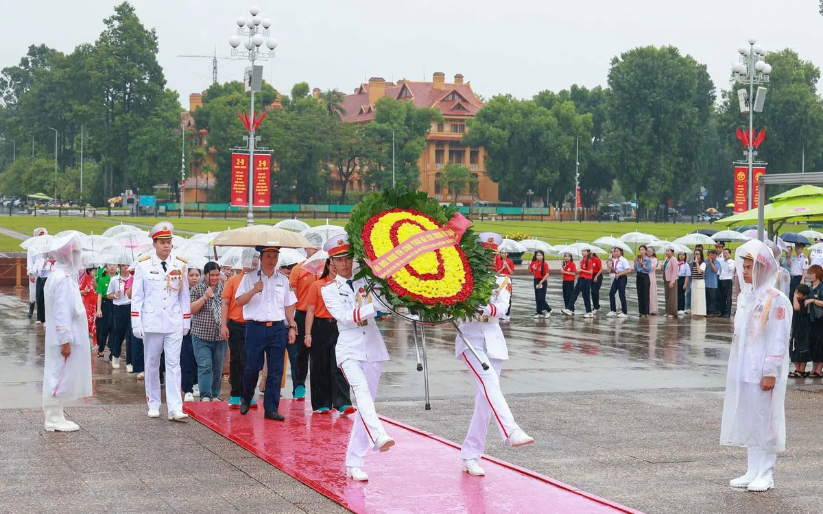 Đoàn đại biểu và học sinh tham gia Chung kết toàn quốc Cuộc thi "Em yêu biển, đảo quê hương" năm học 2025 - 2026 vào Lăng viếng Chủ tịch Hồ Chí Minh.