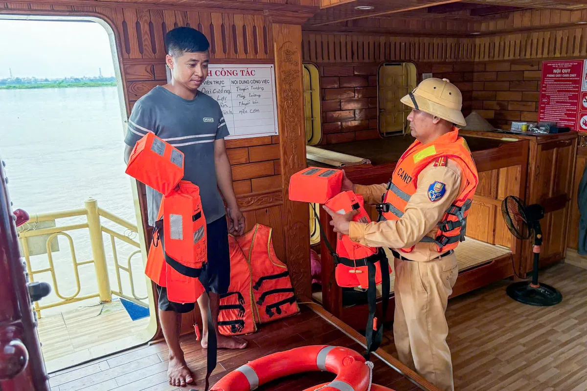 Cảnh sát đường thủy Hà Nội chủ động ứng phó, phòng ngừa sự cố trên các tuyến sông - Ảnh 2.