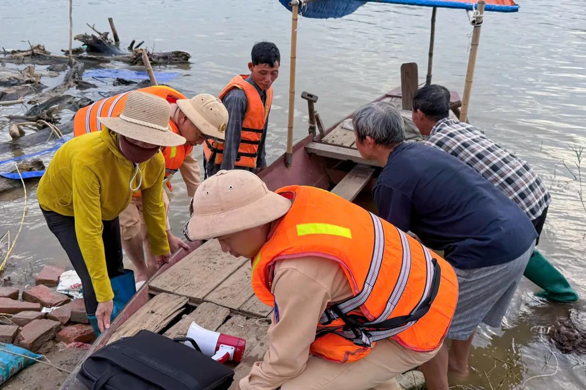Cảnh sát đường thủy Hà Nội chủ động ứng phó, phòng ngừa sự cố trên các tuyến sông - Ảnh 3.