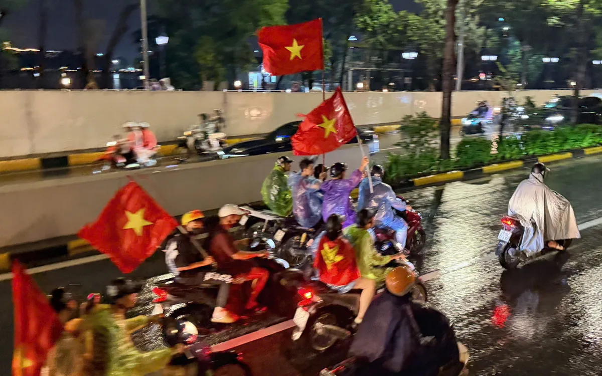 Sắc đỏ của cờ Tổ quốc phủ kín các tuyến phố, xua tan cái lạnh và cơn mưa đêm.