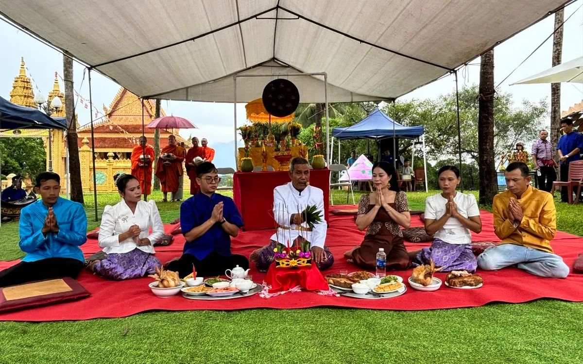 Lễ hội Thắk Côn là nghi lễ truyền thống đặc sắc của cộng đồng Khmer Nam Bộ, mang ý nghĩa cầu quốc thái dân an, mưa thuận gió hòa, mùa màng bội thu và thể hiện tinh thần đoàn kết cộng đồng