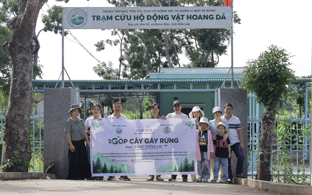 Đại diện dự án bàn giao cây giống và thống nhất phương án chăm sóc, theo dõi lâu dài cùng đơn vị quản lý rừng.