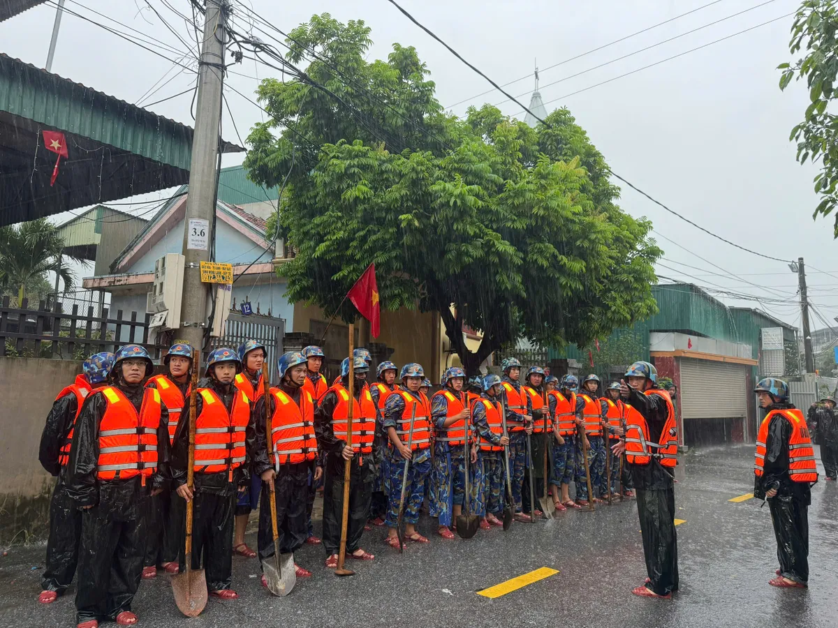 Bộ đội Hải quân kịp thời giúp nhân dân phường Hà Tu khắc phục hậu quả mưa bão - Ảnh 1.