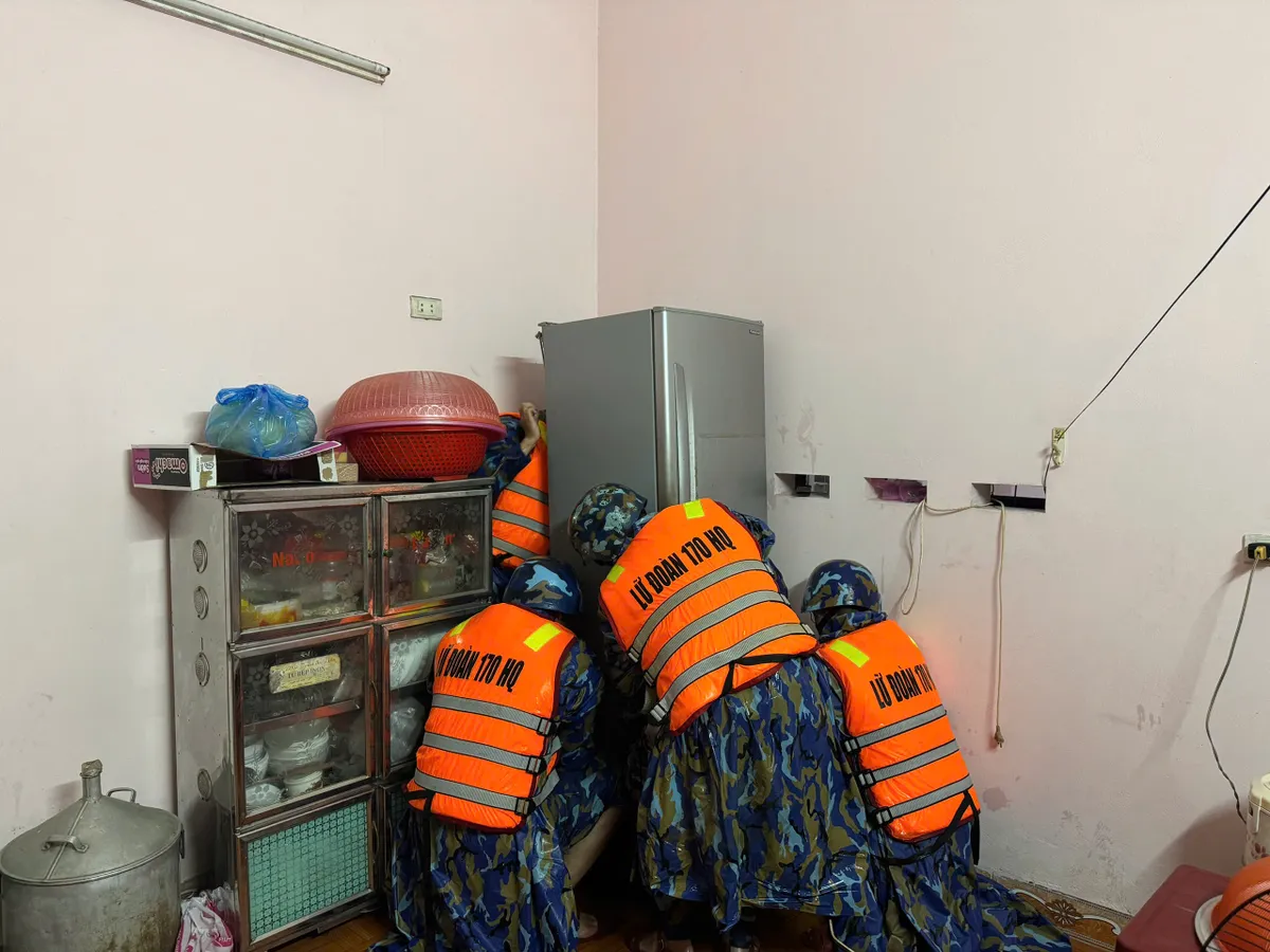 Bộ đội Hải quân kịp thời giúp nhân dân phường Hà Tu khắc phục hậu quả mưa bão - Ảnh 2.