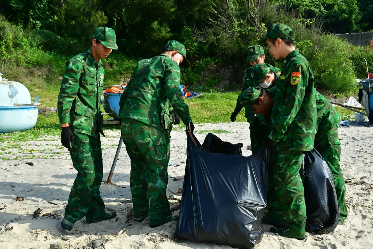 Tuổi trẻ V&ugrave;ng 2 Hải qu&acirc;n ra qu&acirc;n l&agrave;m sạch biển, chỉnh trang cảnh quan - Ảnh 5.