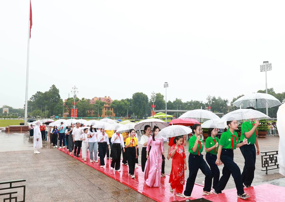 Đoàn học sinh dự Chung kết "Em yêu biển, đảo quê hương" vào Lăng viếng Bác - Ảnh 1.