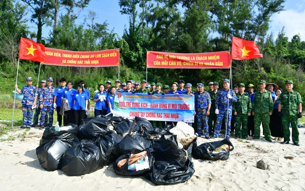 Các đơn vị dọn rác tại bãi biển Chí Linh. (ảnh Anh Thơ)