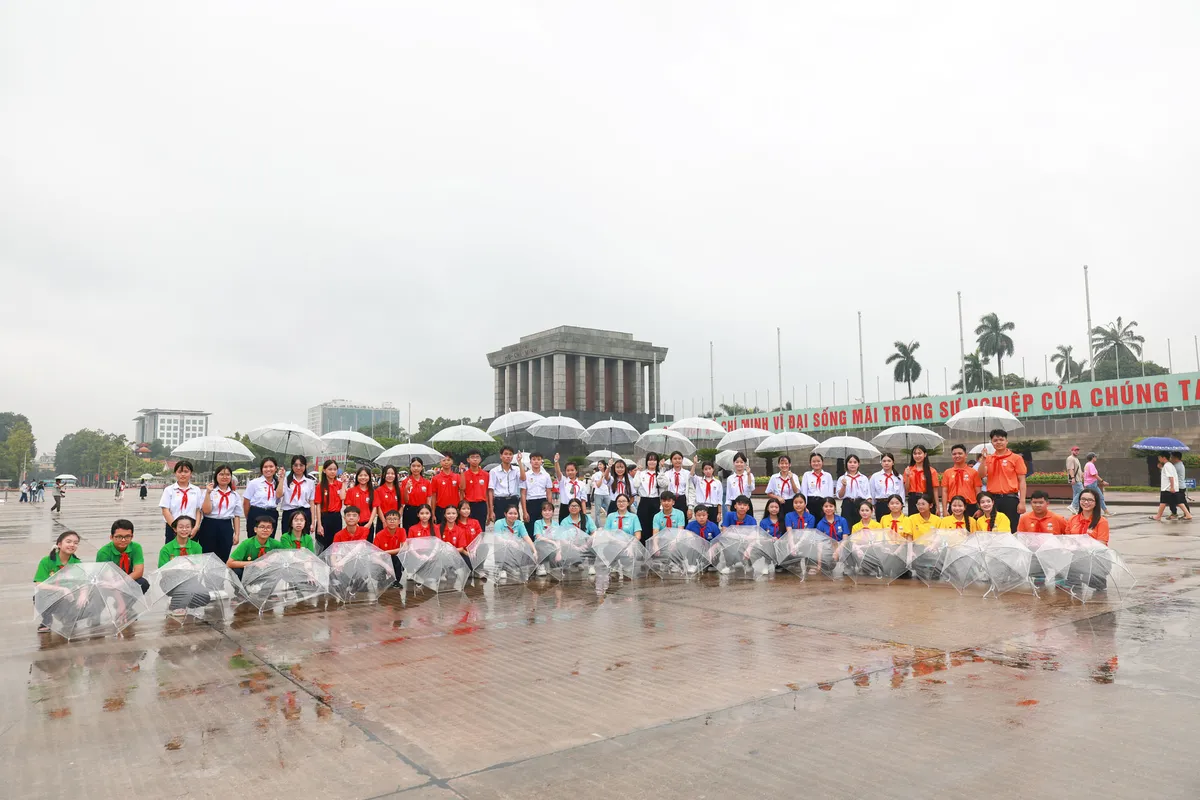 Đoàn học sinh dự Chung kết "Em yêu biển, đảo quê hương" vào Lăng viếng Bác - Ảnh 4.