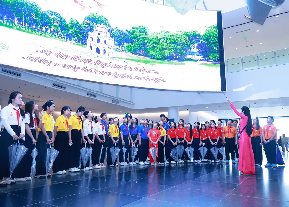 Đoàn học sinh dự Chung kết "Em yêu biển, đảo quê hương" vào Lăng viếng Bác - Ảnh 2.