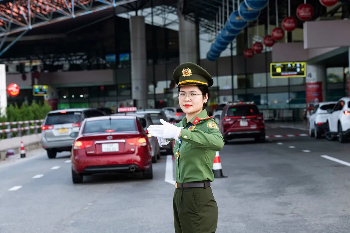 Kiên quyết xử lý “cò mồi” chèo kéo hành khách tại sân bay Nội Bài - Ảnh 1.