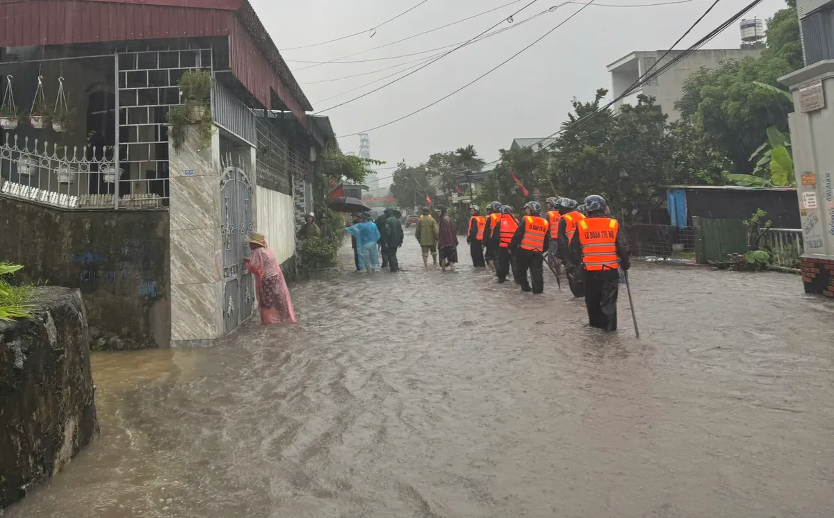 Bộ đội Hải quân kịp thời giúp nhân dân phường Hà Tu khắc phục hậu quả mưa bão - Ảnh 3.