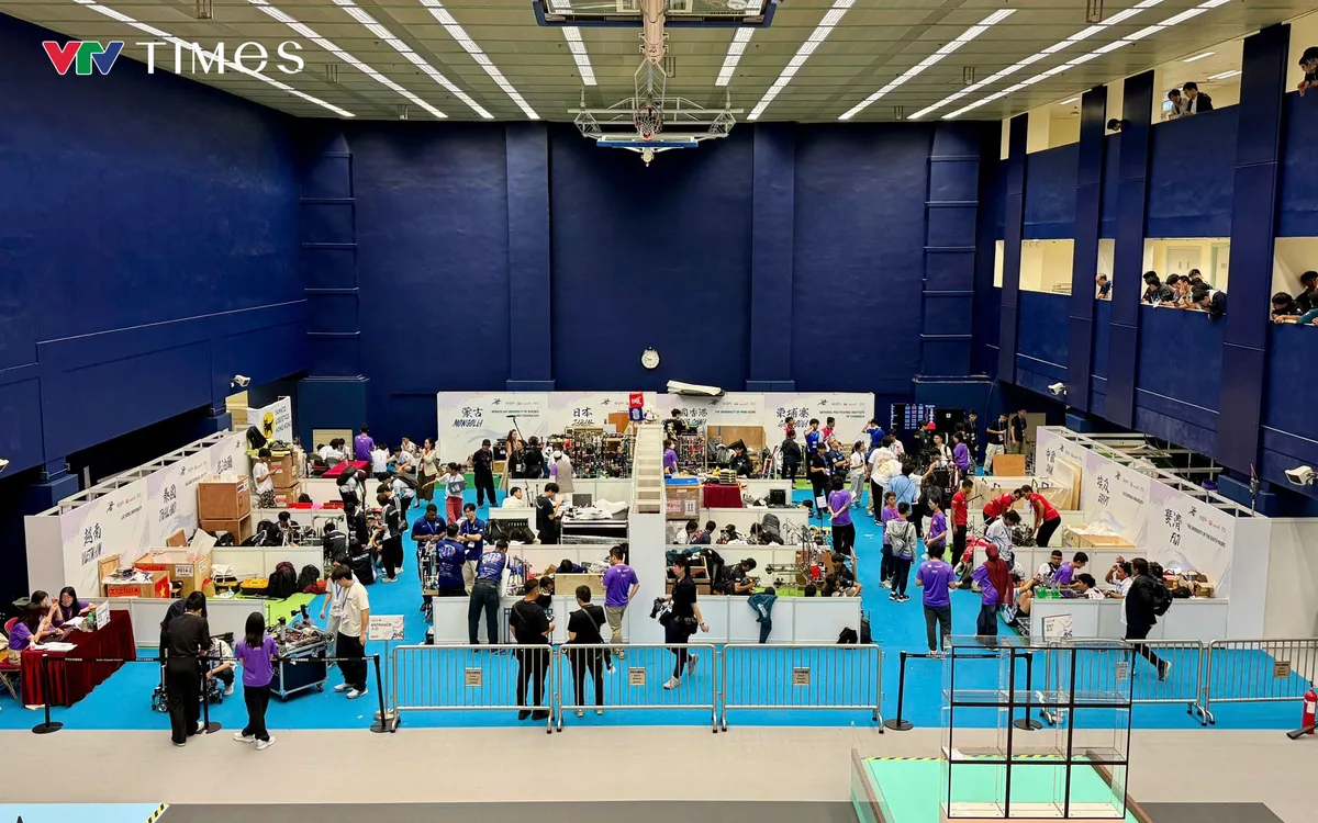 Không khí sôi động tại khu vực chuẩn bị thi đấu ABU Robocon 2026. 