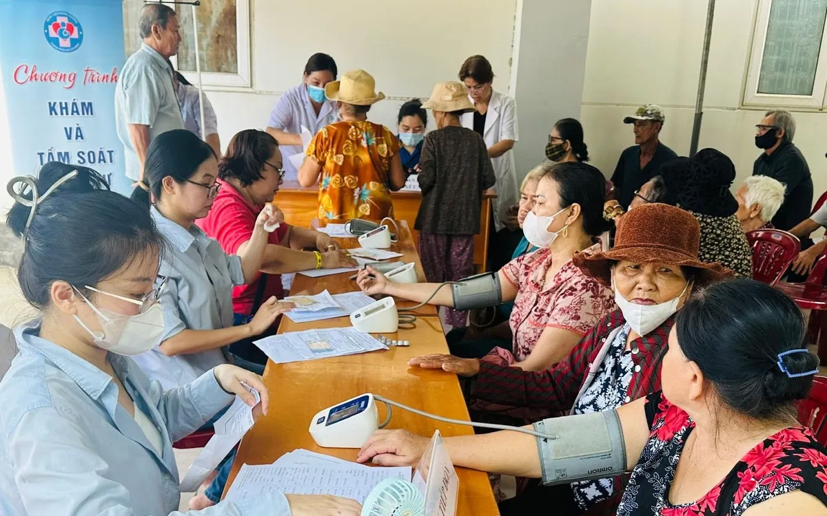 Các y, bác sĩ Bệnh viện Hùng Vương tư vấn, khám bệnh cho người dân tại phường Tiến Thành