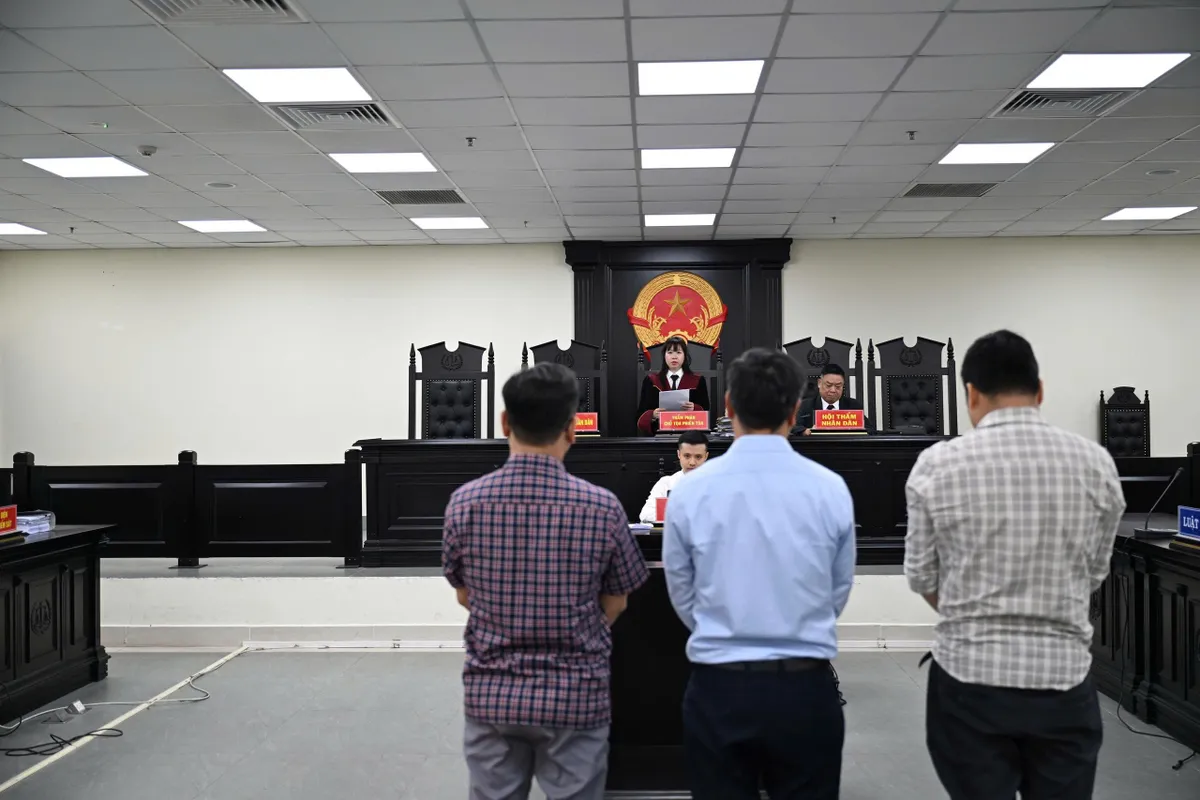 Vụ “ăn chặn tiền A80” của sinh viên: Cựu Hiệu trưởng Trường Cao đẳng Du lịch Hà Nội lĩnh án 3 năm tù - Ảnh 2.