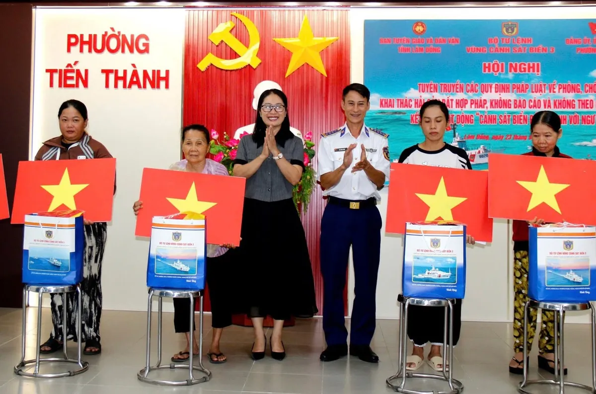 Cảnh sát biển Vùng 3 khám bệnh miễn phí và tuyên truyền chống khai thác IUU cho ngư dân - Ảnh 1.