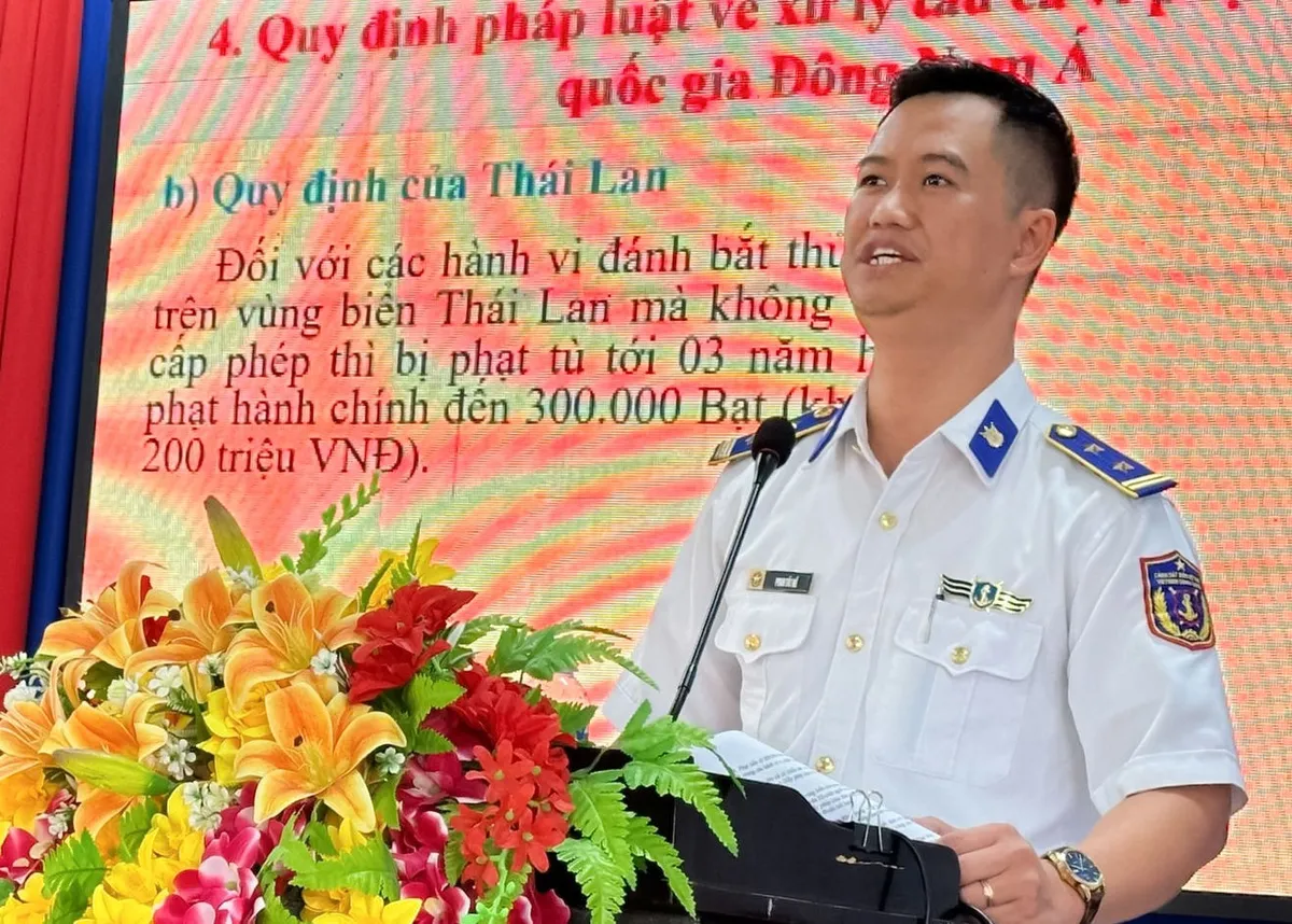 Cảnh sát biển Vùng 3 khám bệnh miễn phí và tuyên truyền chống khai thác IUU cho ngư dân - Ảnh 2.