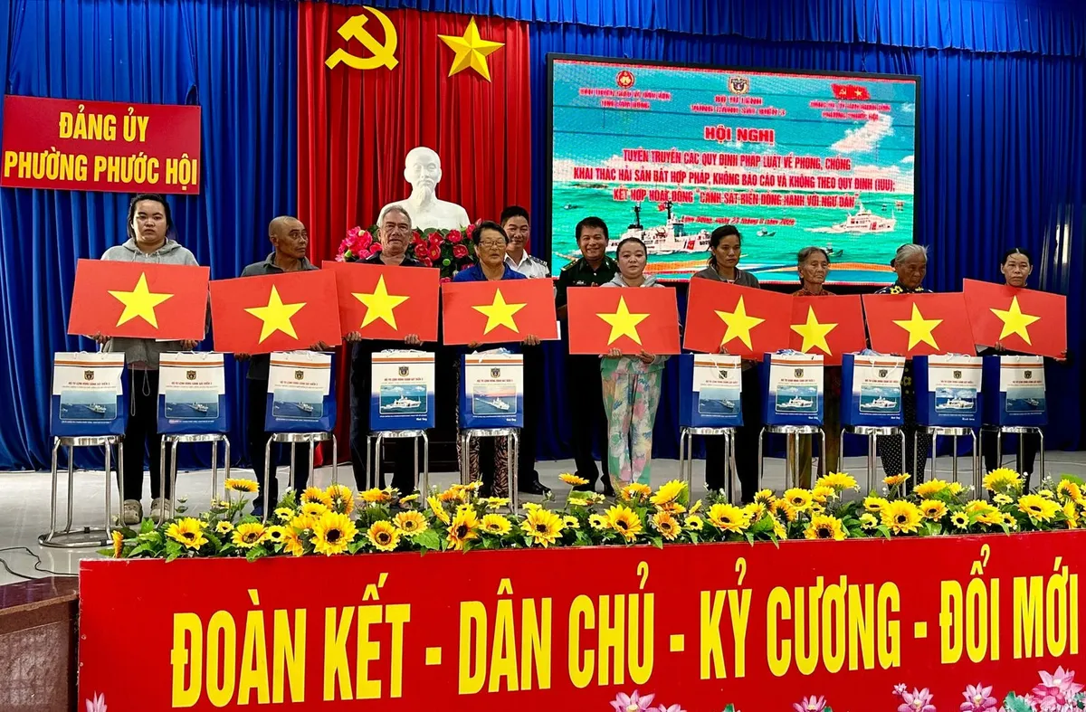 Cảnh sát biển Vùng 3 khám bệnh miễn phí và tuyên truyền chống khai thác IUU cho ngư dân - Ảnh 3.