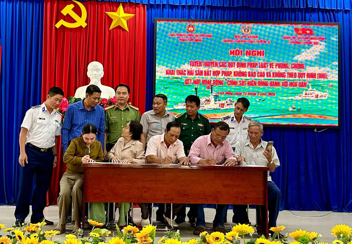 Cảnh sát biển Vùng 3 khám bệnh miễn phí và tuyên truyền chống khai thác IUU cho ngư dân - Ảnh 4.