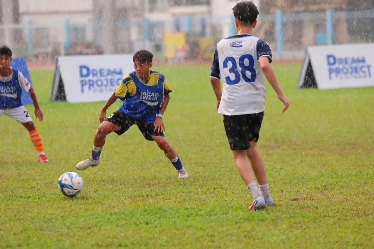 HLV Đinh Hồng Vinh "đãi cát tìm vàng", chọn tài năng trẻ không chuyên tập huấn ở J-League- Ảnh 2.