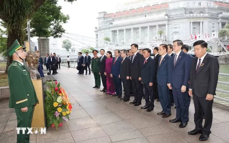 Thường trực Ban Bí thư Trần Cẩm Tú cùng Đoàn đại biểu cấp cao Đảng Cộng sản Việt Nam dâng hoa tưởng niệm tại tượng Chủ tịch Hồ Chí Minh trong khuôn viên Bảo tàng Văn minh châu Á ở Singapore - Ảnh: TTXVN
