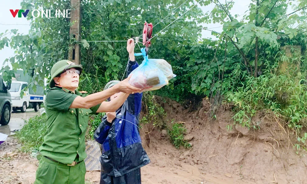 Bắc Ninh: D&ugrave;ng r&ograve;ng rọc tiếp tế gần 200 người d&acirc;n bị c&ocirc; lập do mưa lũ - Ảnh 1.
