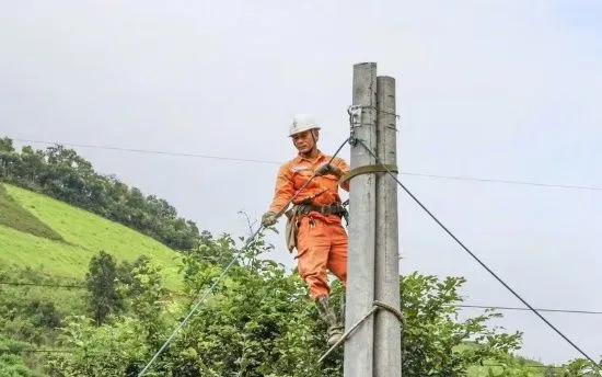 Công nhân Công ty Điện lực Điện Biên nỗ lực khắc phục sự cố tại các xã ảnh hưởng mưa lũ. (Ảnh: TTXVN)